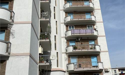 Appartamento di 4 vani con box, via Barone Massa.
