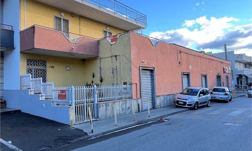 Fabbricato di 2 appartamenti e ampio locale commerciale.